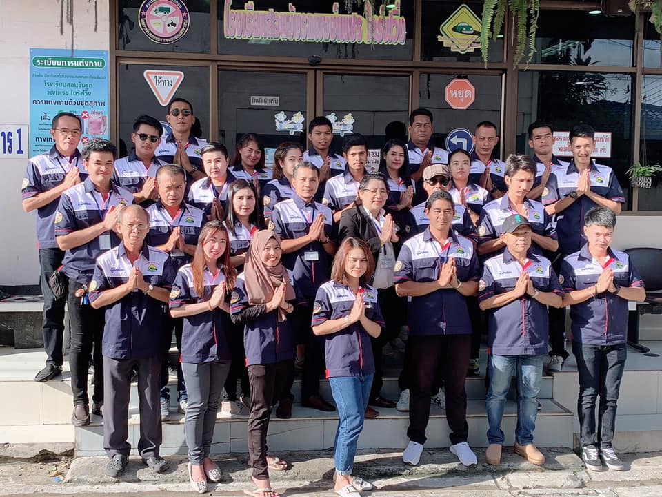 ทีมครูฝึกและเจ้าหน้าที่ โรงเรียนพงษ์เพชรไดร์ฟวิ่ง