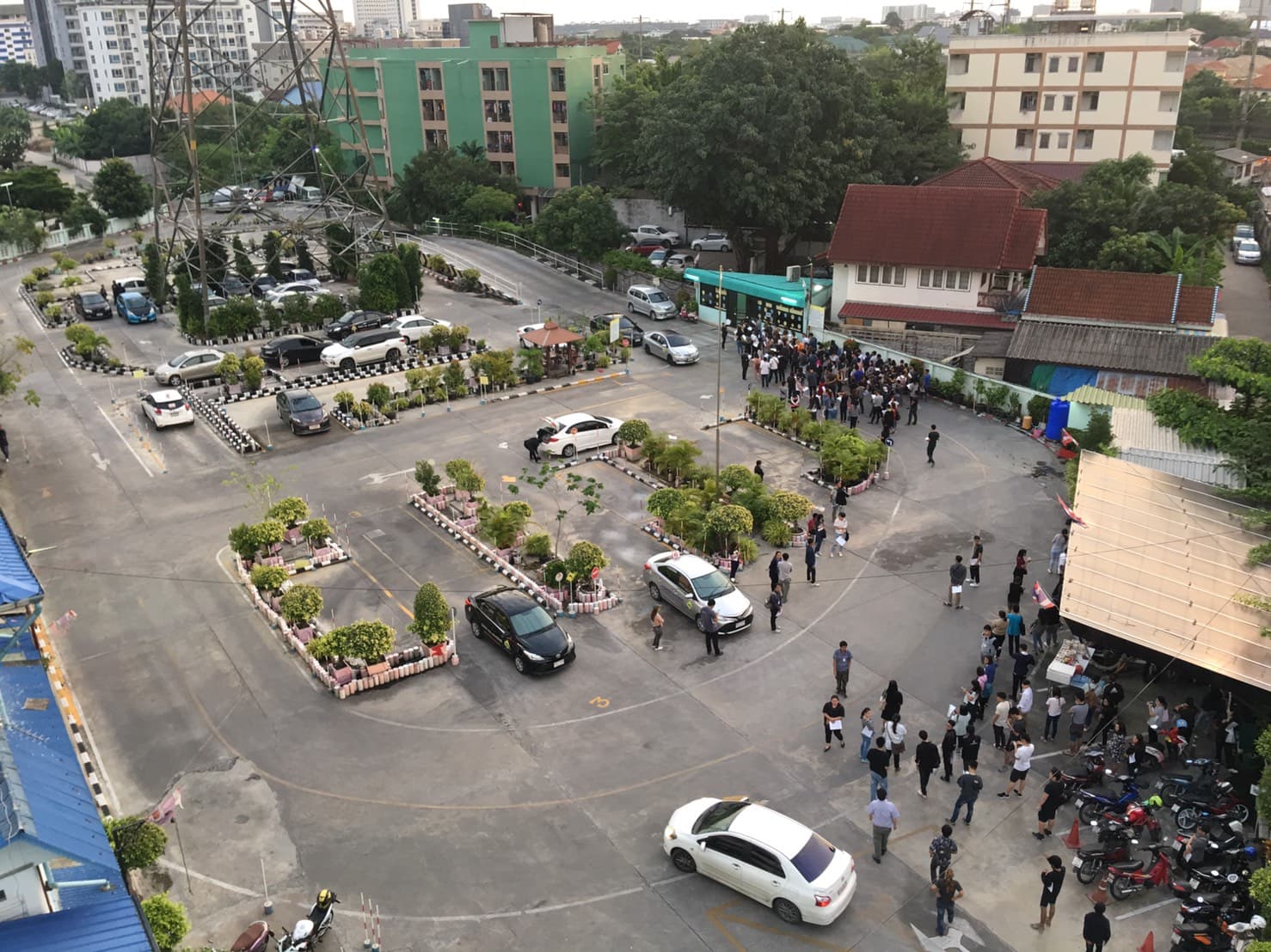 บรรยากาศวันสอบ นักเรียนเยอะ สนามพงษ์เพชร