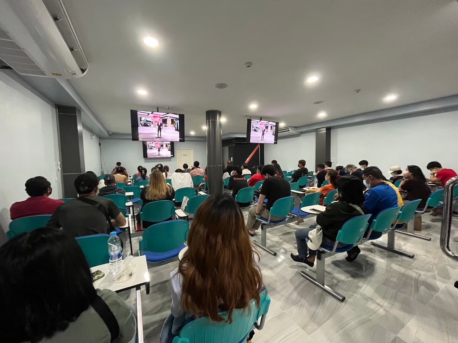 ห้องอบรมทฤษฎี โรงเรียนสอนขับรถพงษ์เพชร