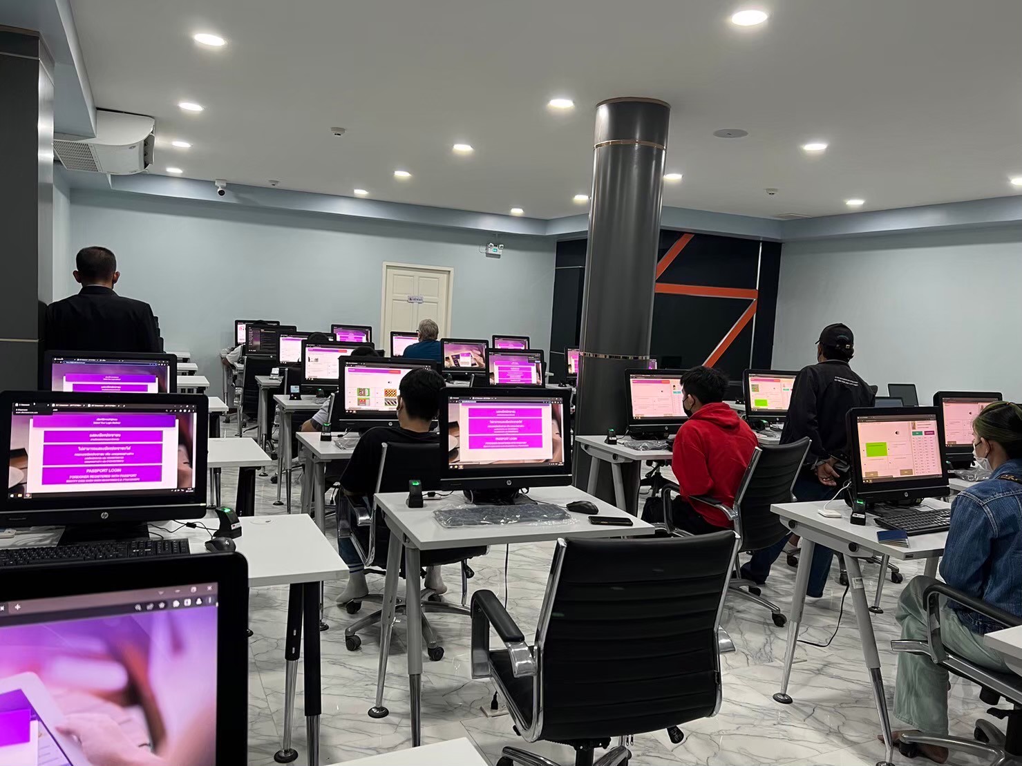 ห้องสอบข้อเขียนคอมพิวเตอร์ โรงเรียนพงษ์เพชร